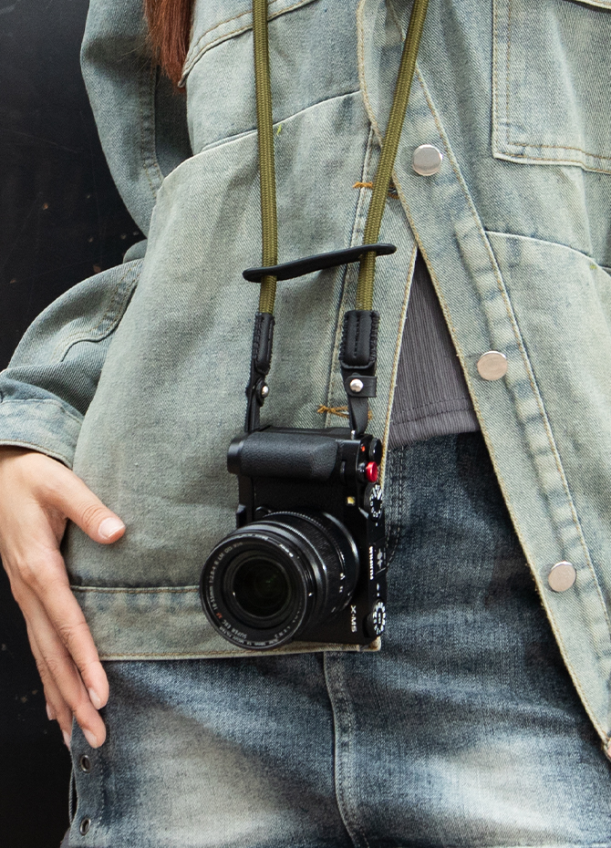 Allows for vertical camera hanging when used with an L-shaped grip