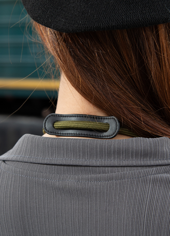 Durable leather shoulder pad prevents neck strain