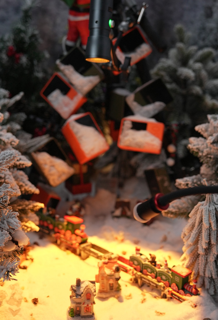 Atmospheric Light Meets Christmas Magic